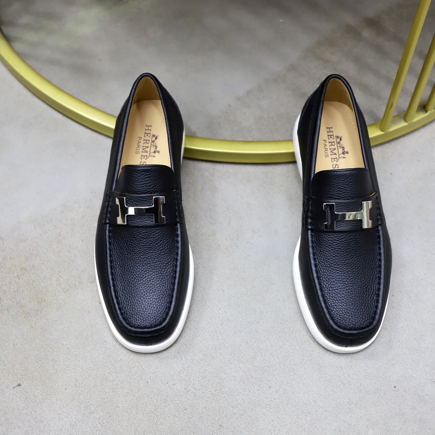 Ex-factory price: 560💰Hermès/Hermès slip-on men's shoes. This shoe is made of imported pebbled cowhide. It has simple and smooth lines and is combined with aerodynamically designed 3CM rubber foam ultra-light soles! Youthful and fashionable, classic H-shaped hardware buckle decoration, calf lining gently wraps the feet, with logo cowhide feet, casual and urban style, highlighting youthful vitality, sports and leisure version, super versatile, code number: 38-39-40-41-42-43-44 standard leather shoe size (45 can be customized but does not support returns)